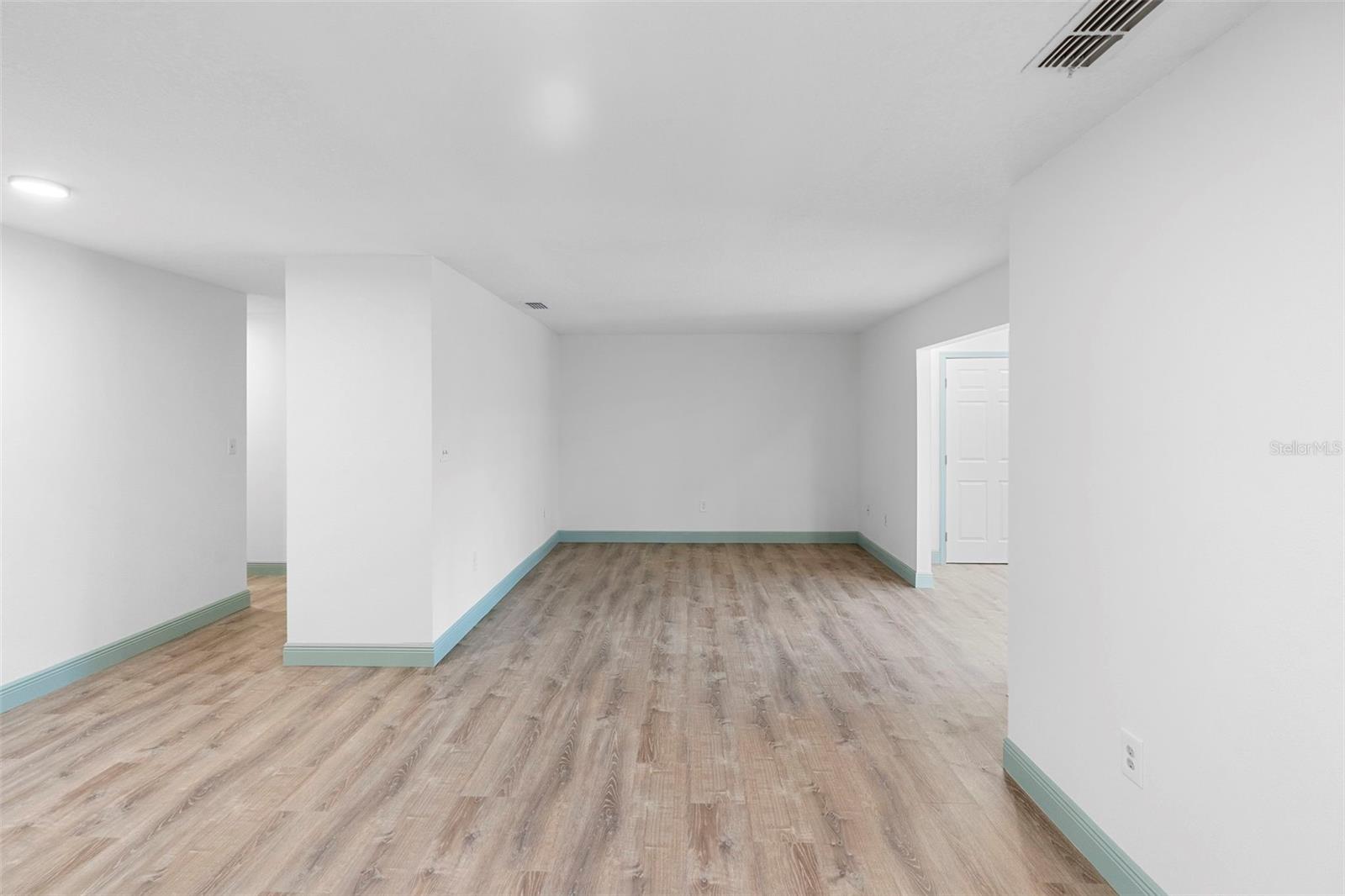 Image 16 of 46 For 101 Grand Plaza Drive P6