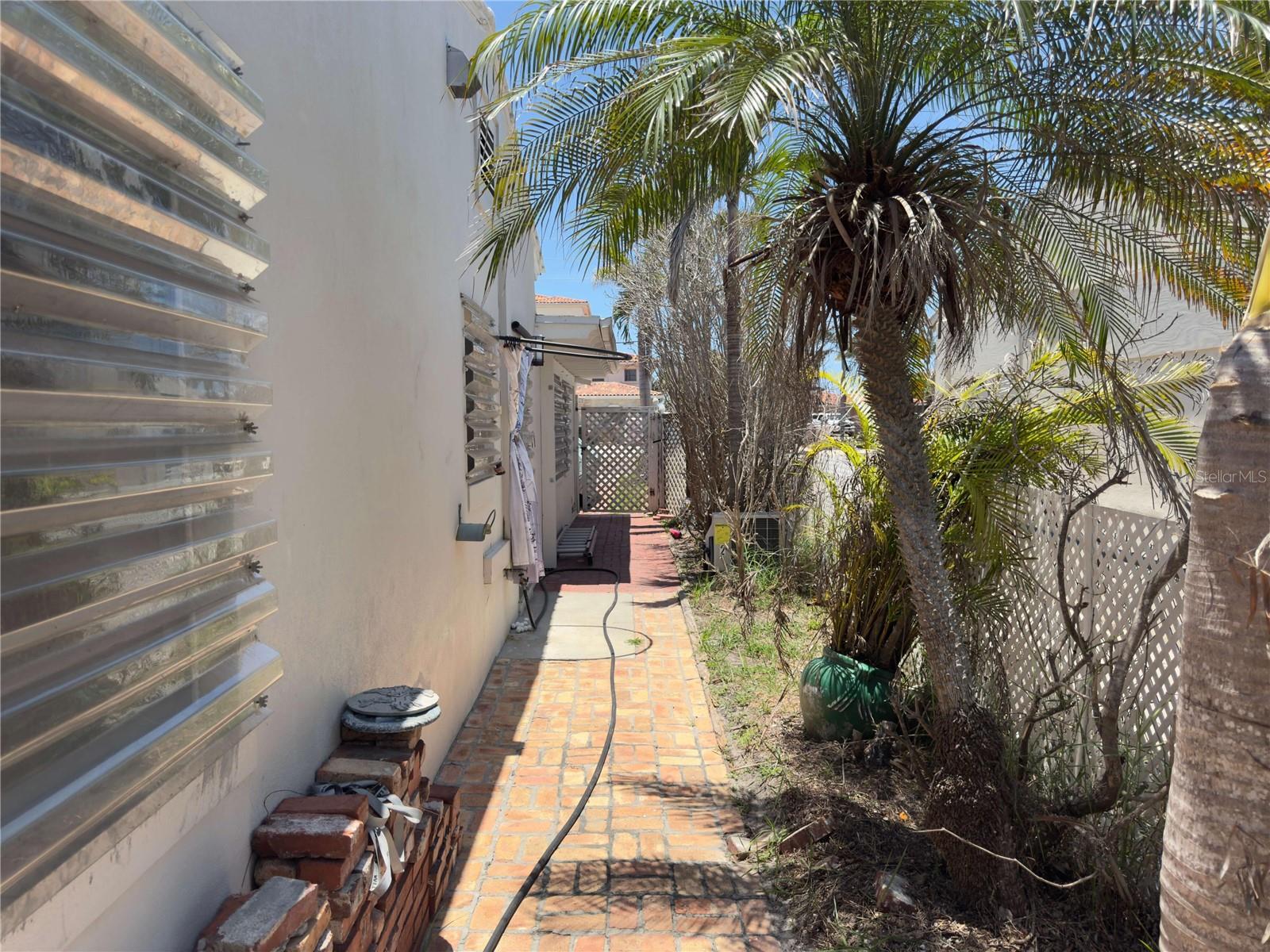 Listing photo id 13 for 16107 Gulf Boulevard