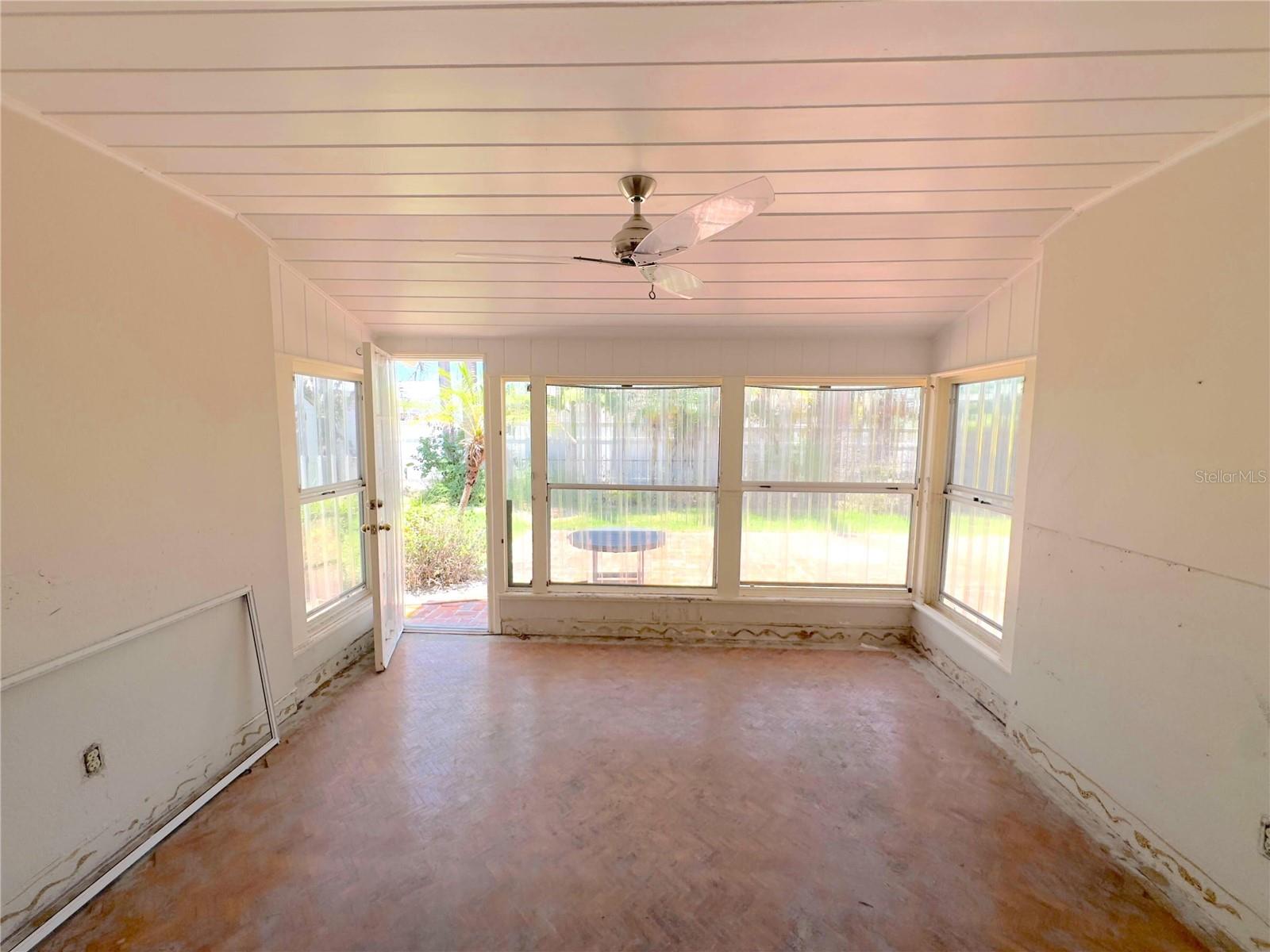 Listing photo id 16 for 16107 Gulf Boulevard