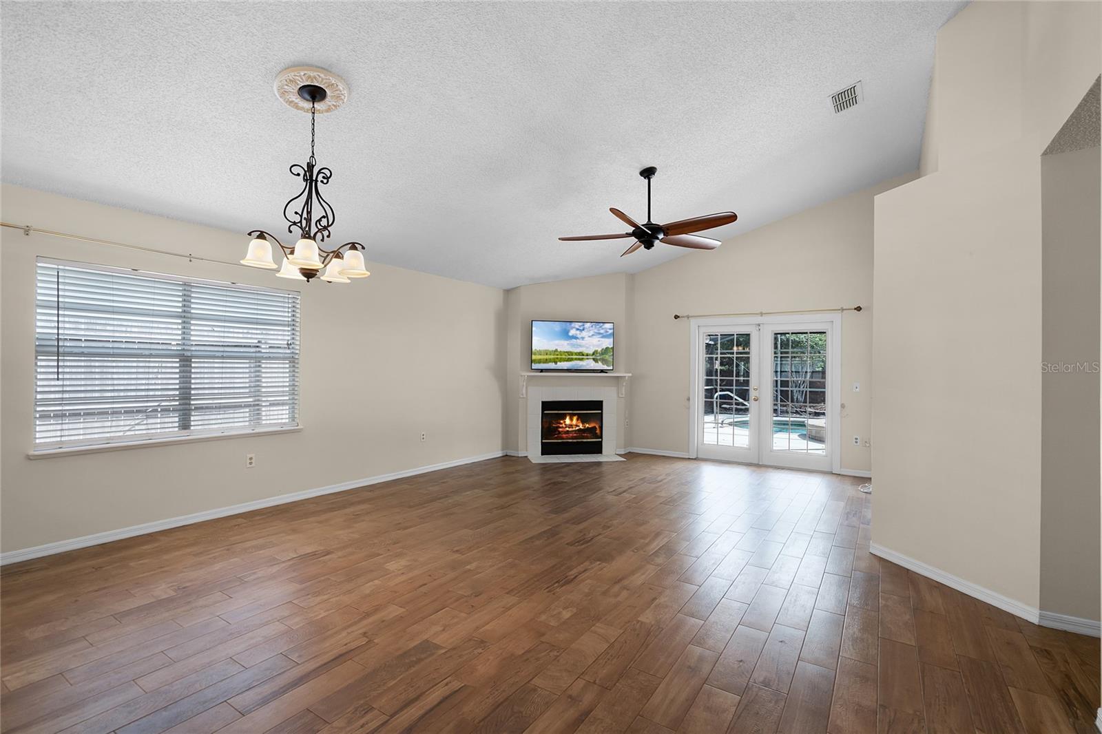 Image 4 of 19 For 3055 Dellcrest Place