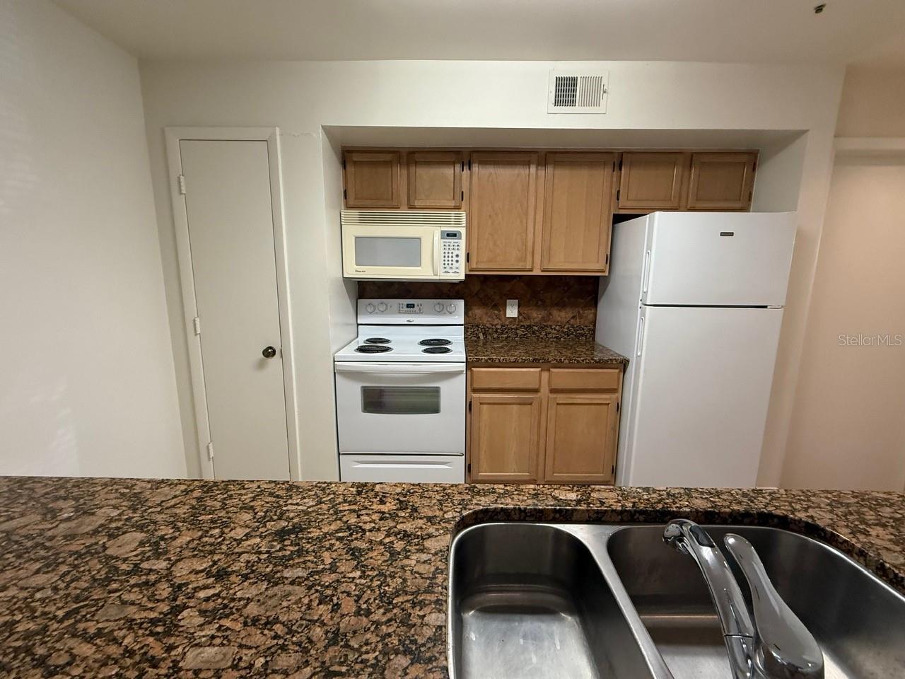 Image 10 of 31 For 474 Pin Oak Place 108