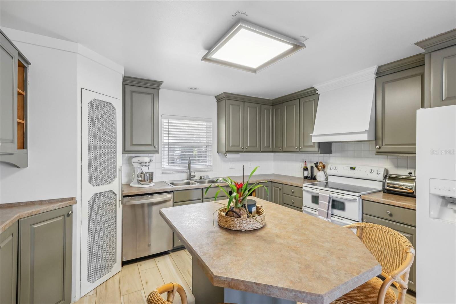 Image 10 of 48 For 3420 Lake Harney Circle