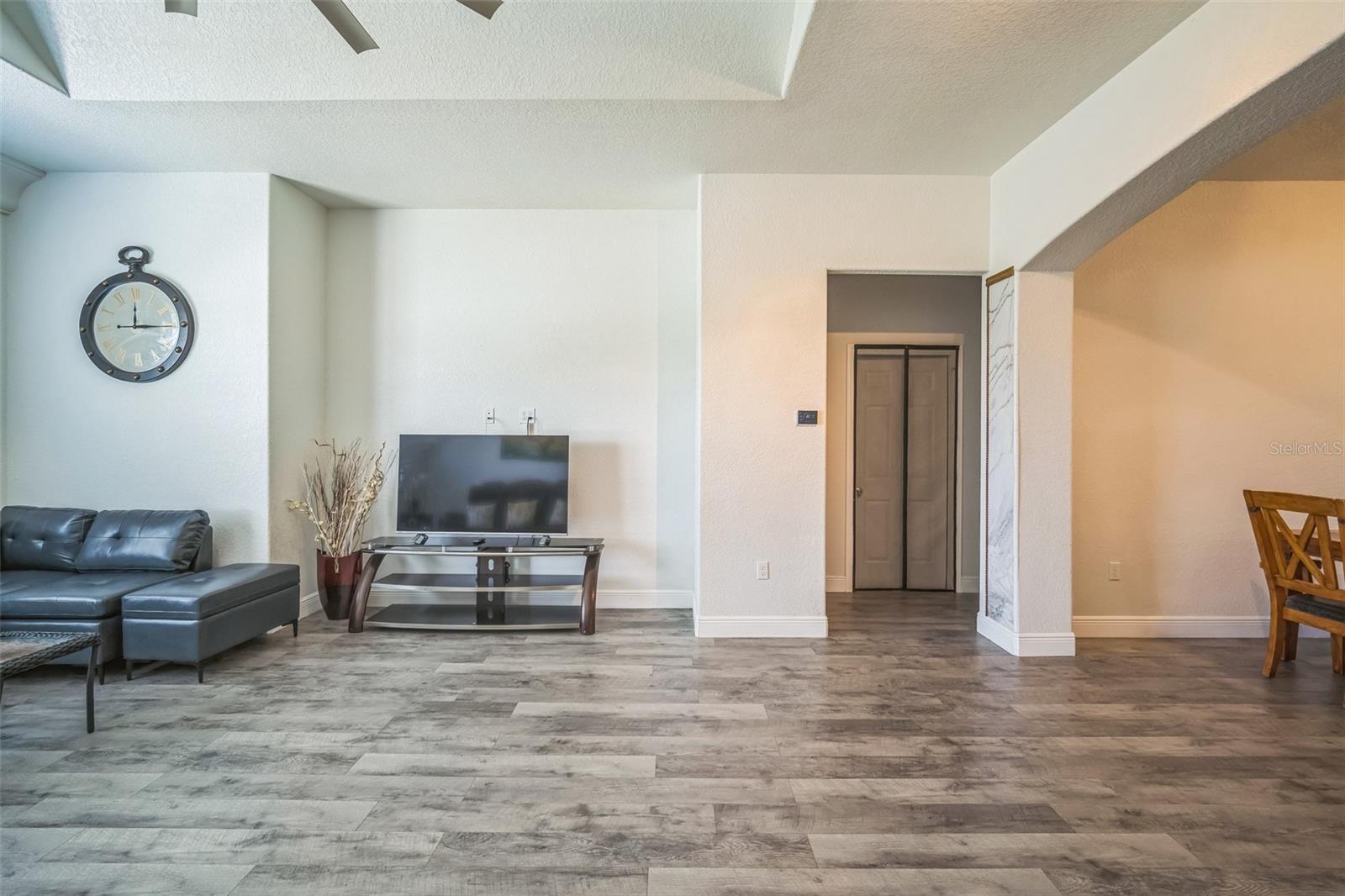 Image 7 of 28 For 10517 Camelia Drive