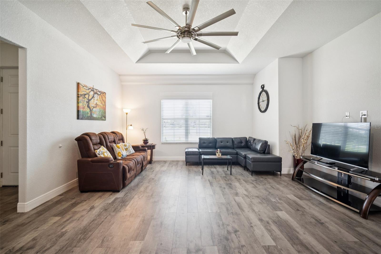 Image 8 of 28 For 10517 Camelia Drive