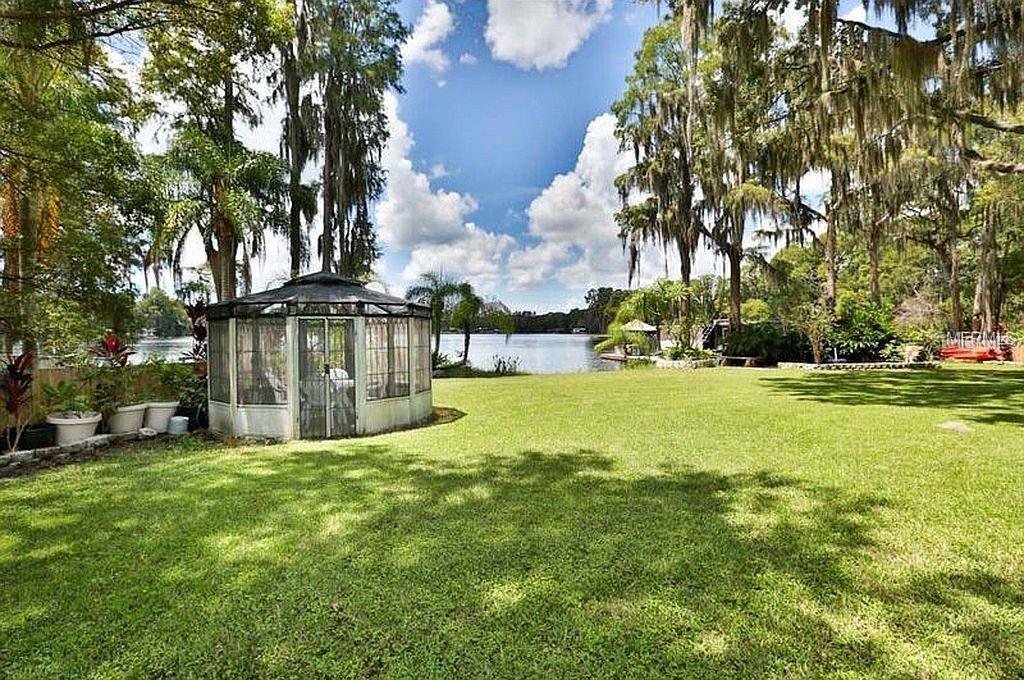 Listing photo id 8 for 18620 Wayne Road