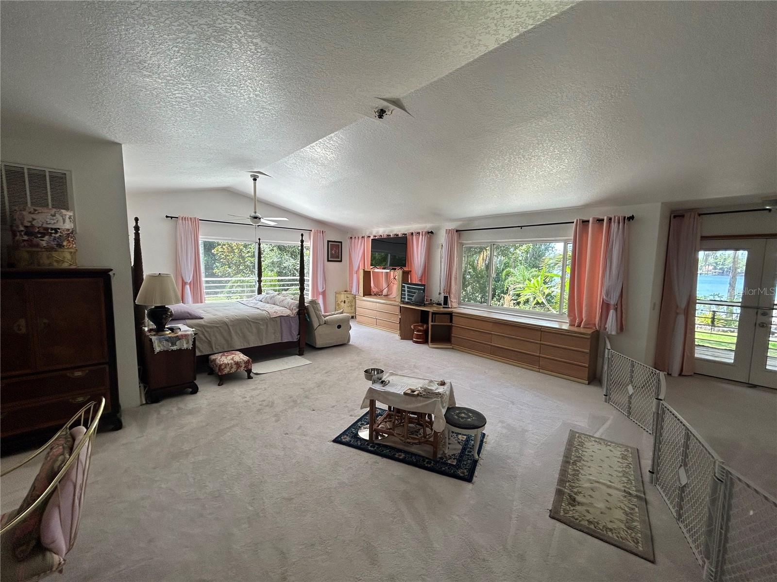 Listing photo id 20 for 18620 Wayne Road