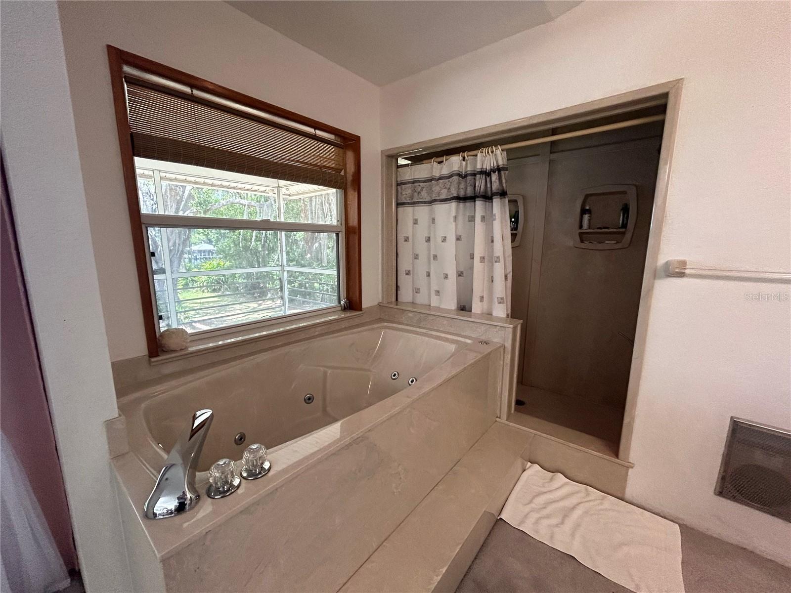 Listing photo id 21 for 18620 Wayne Road