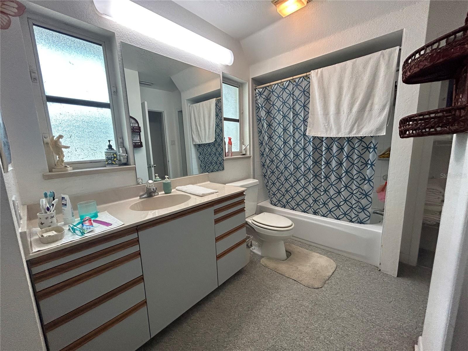 Listing photo id 24 for 18620 Wayne Road