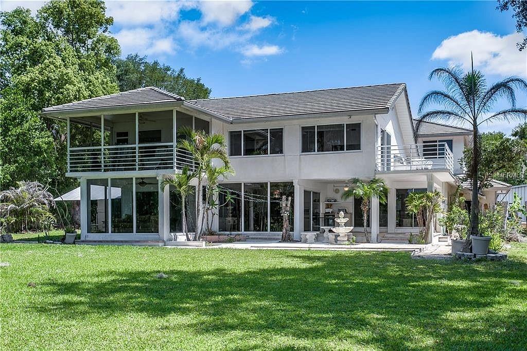 Listing photo id 1 for 18620 Wayne Road
