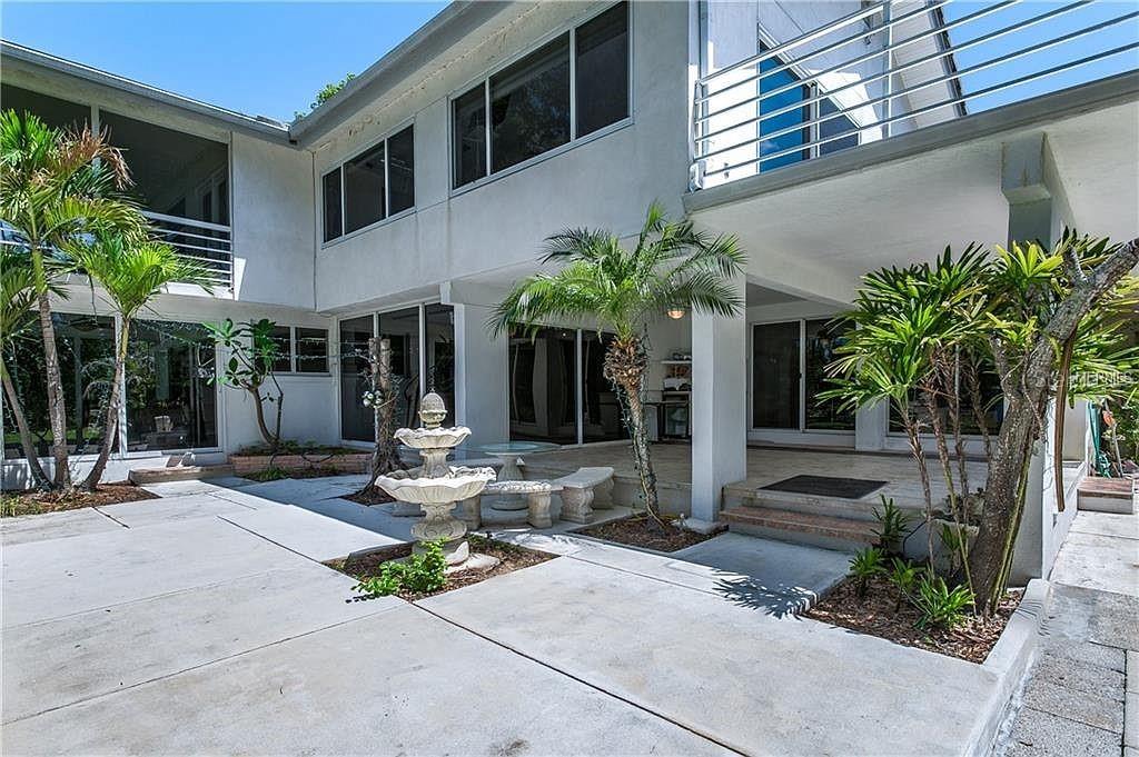Listing photo id 2 for 18620 Wayne Road