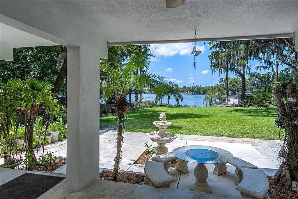 Listing photo id 3 for 18620 Wayne Road