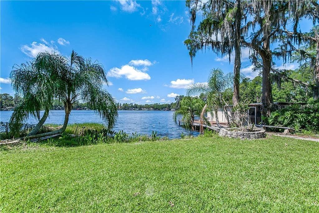 Listing photo id 4 for 18620 Wayne Road