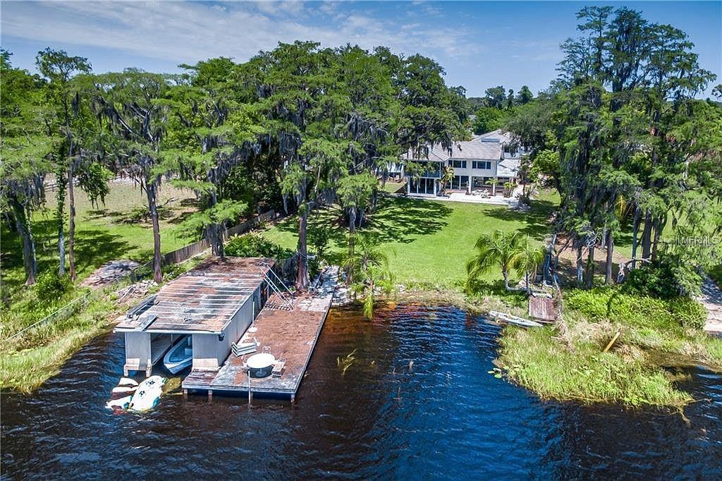 Listing photo id 5 for 18620 Wayne Road