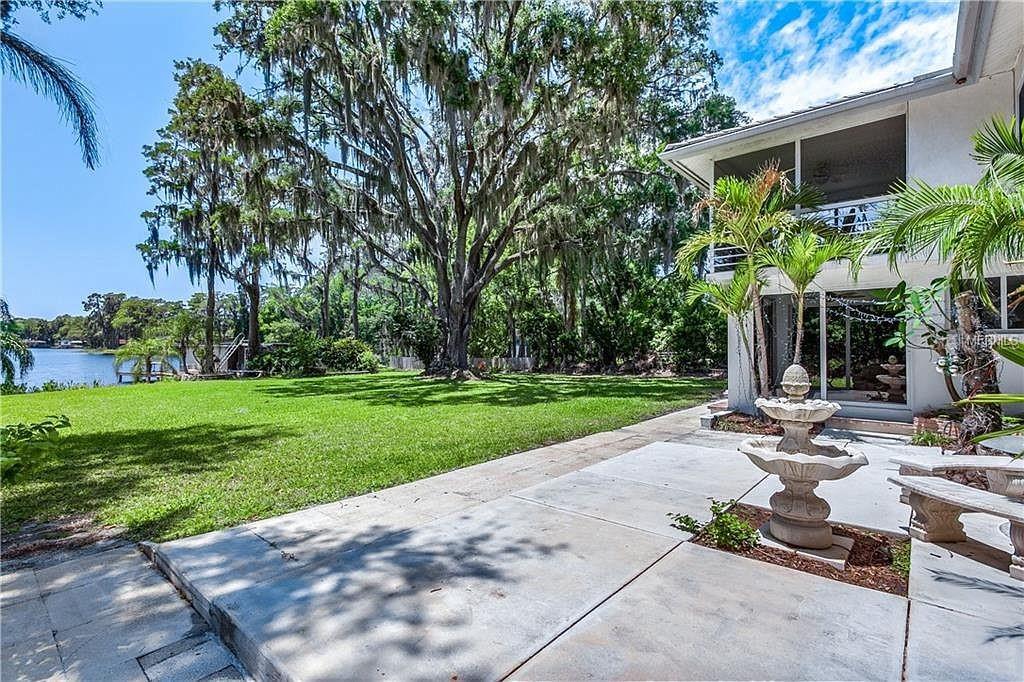 Listing photo id 6 for 18620 Wayne Road