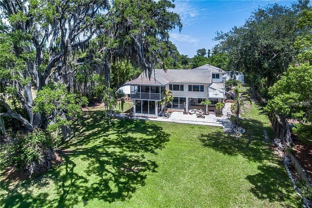 Listing photo id 7 for 18620 Wayne Road
