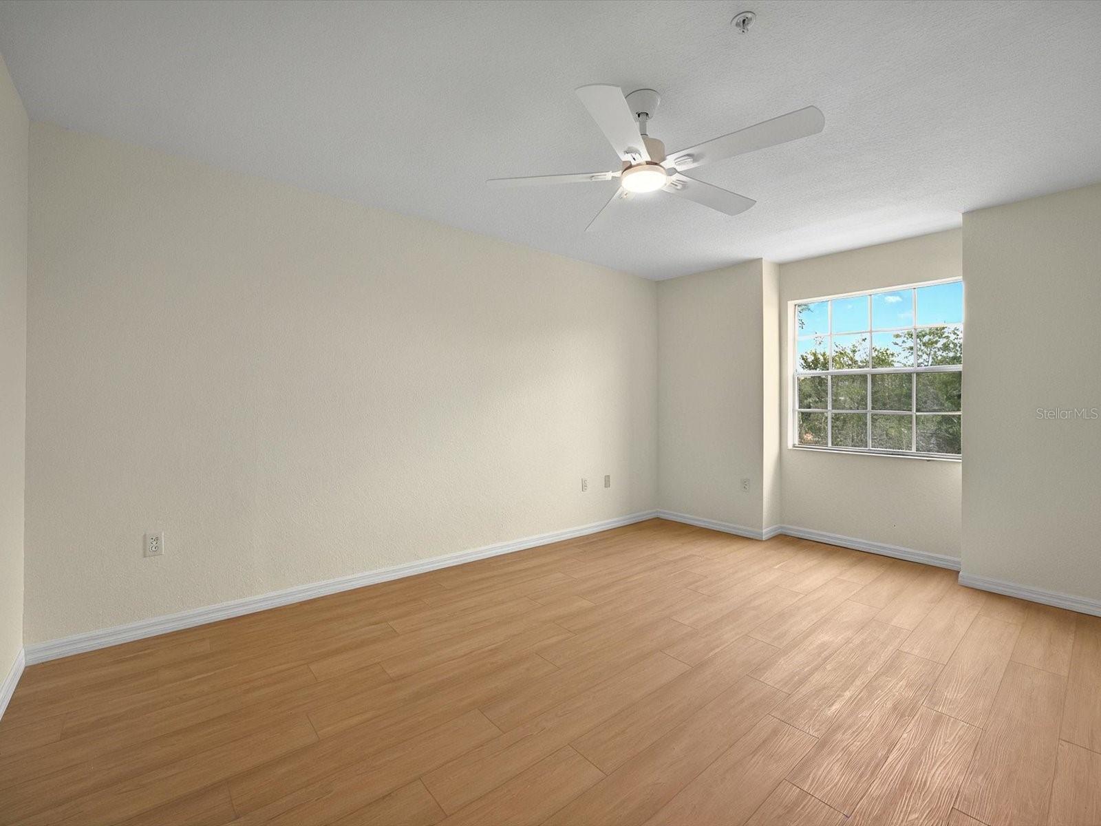 Image 11 of 35 For 13917 Fairway Island Drive 931