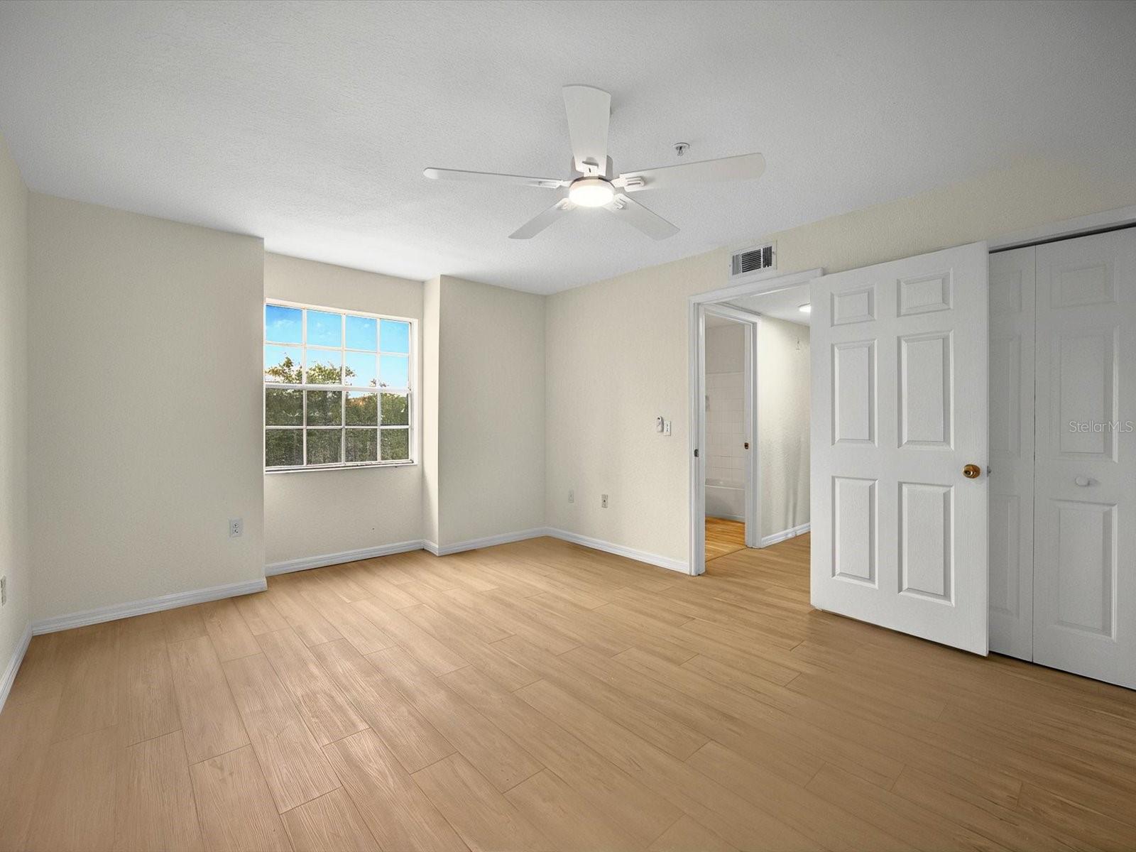 Image 12 of 35 For 13917 Fairway Island Drive 931