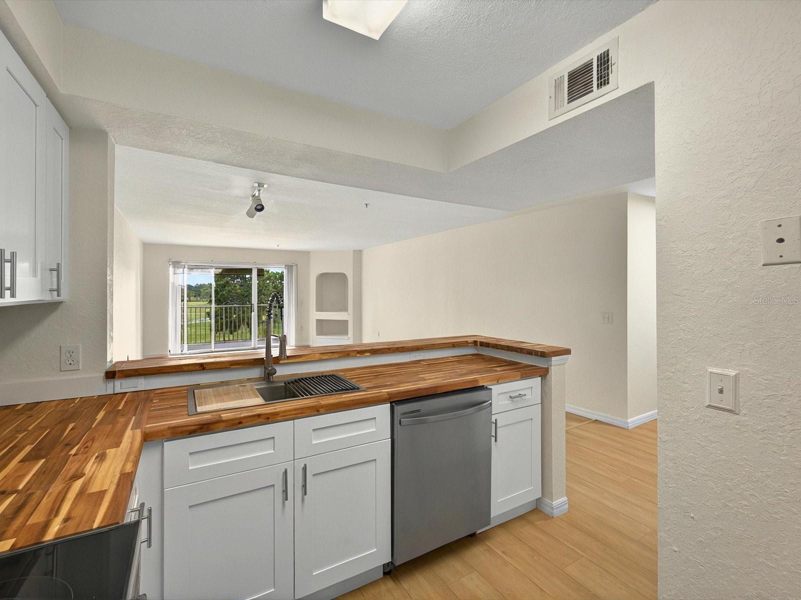 Image 4 of 35 For 13917 Fairway Island Drive 931