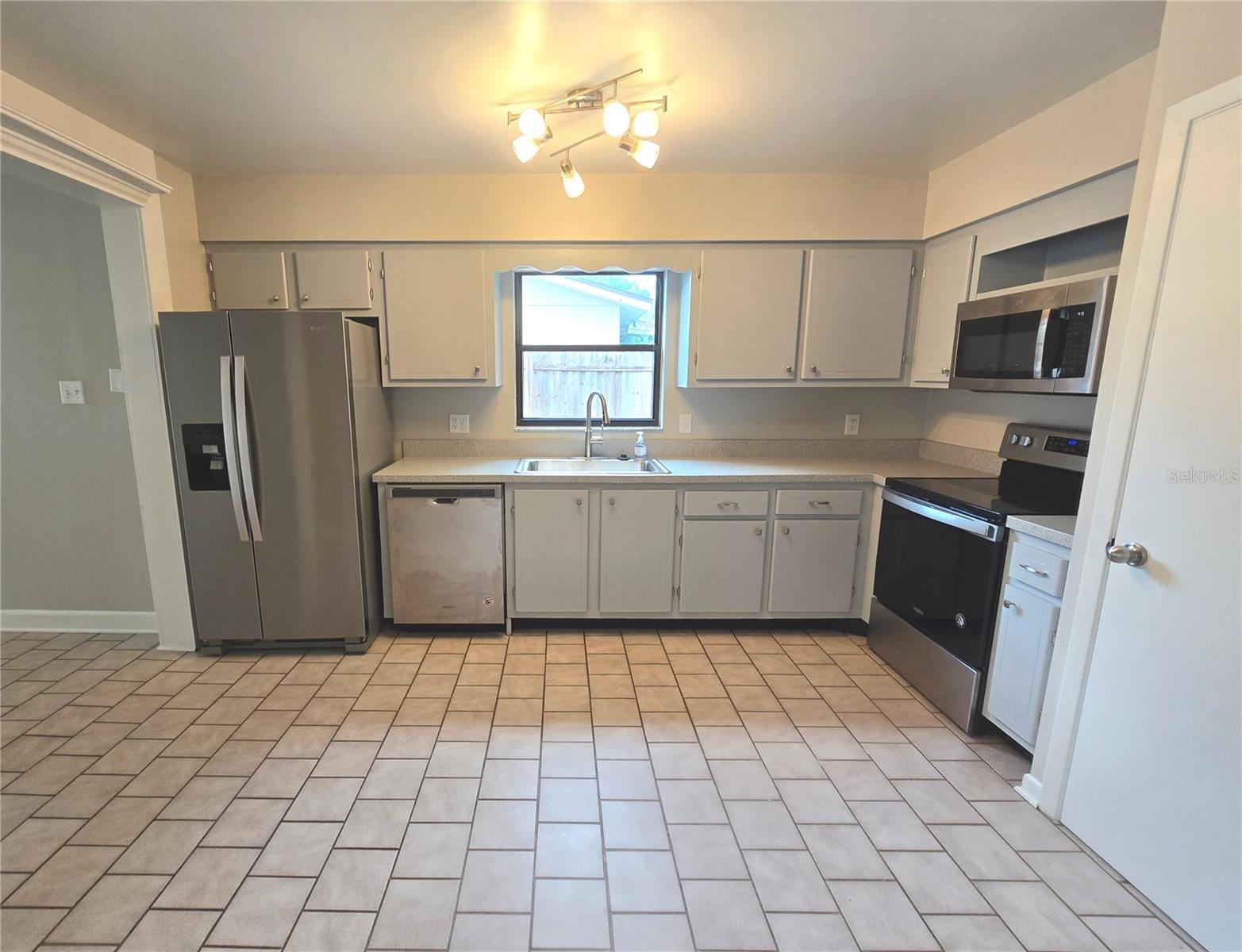 Image 6 of 26 For 607 Dearborn Avenue