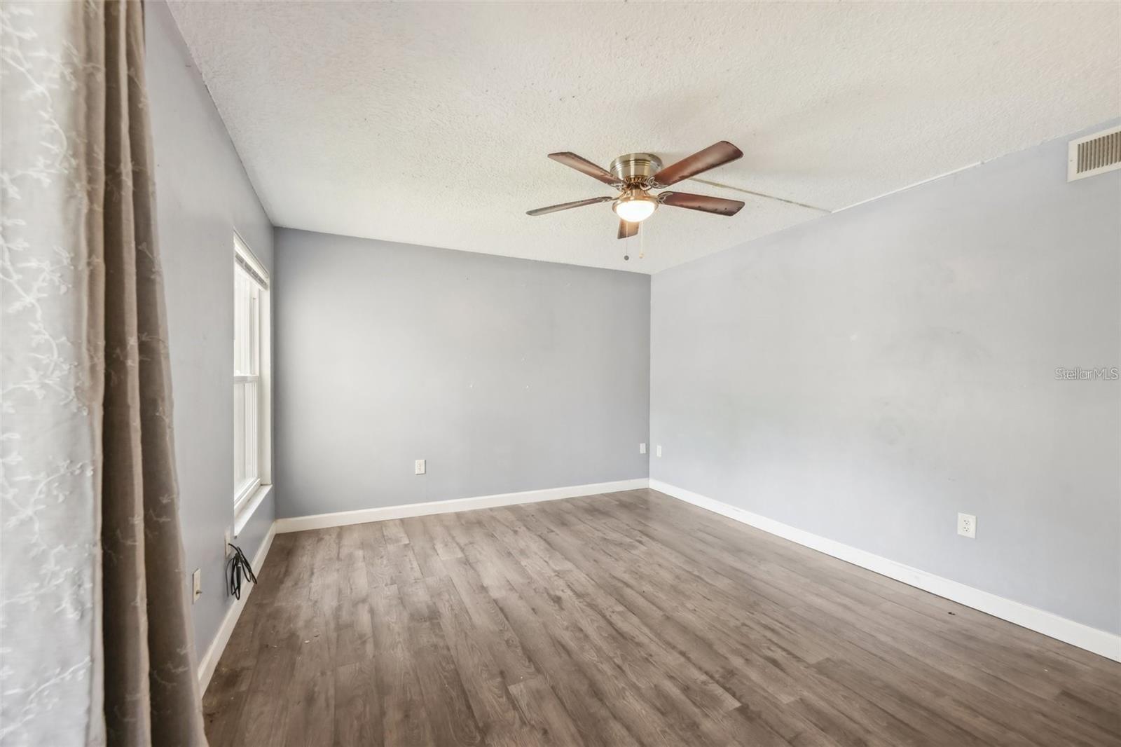 Image 12 of 26 For 610 Cranes Way 207