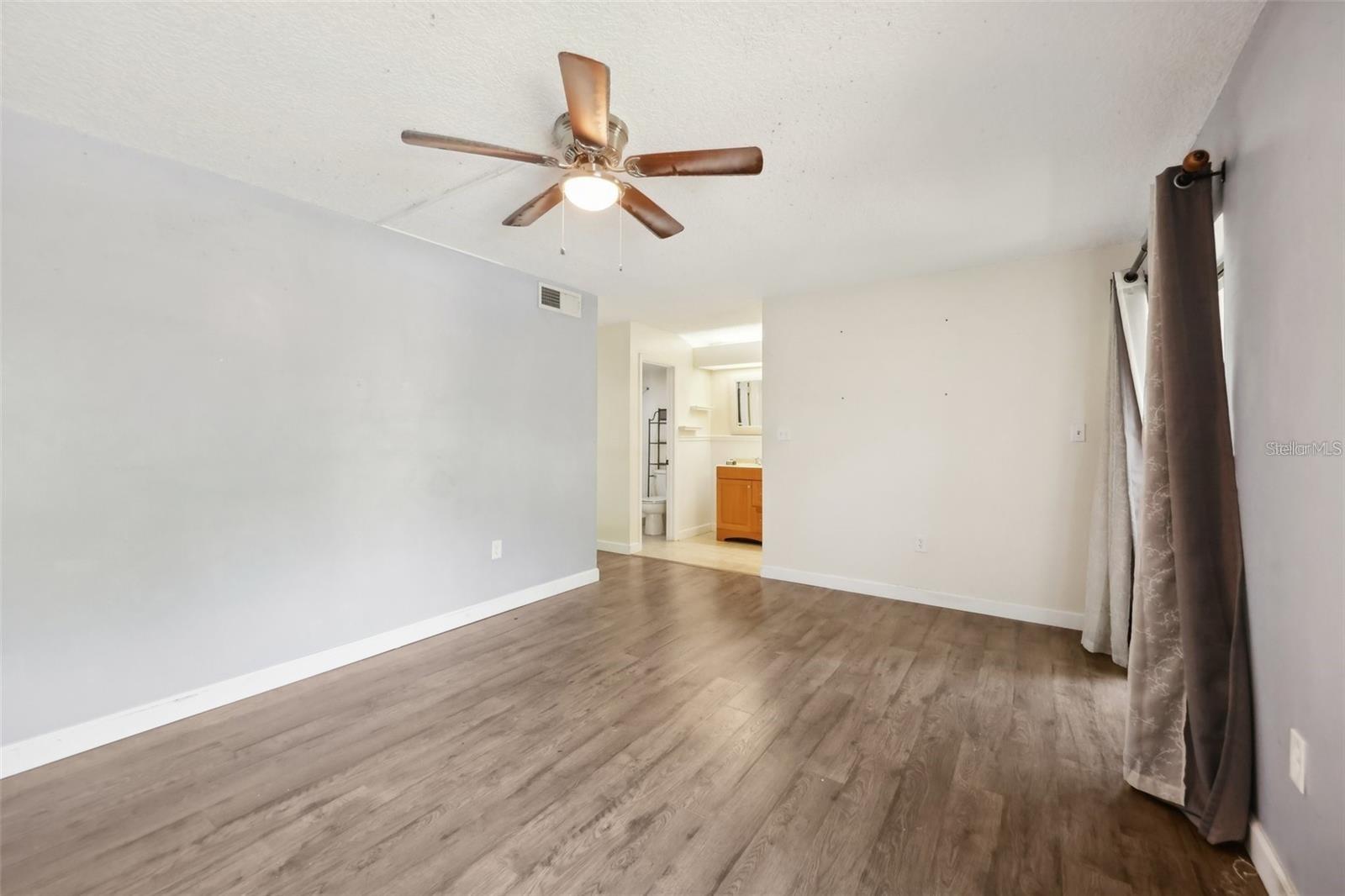 Image 13 of 26 For 610 Cranes Way 207