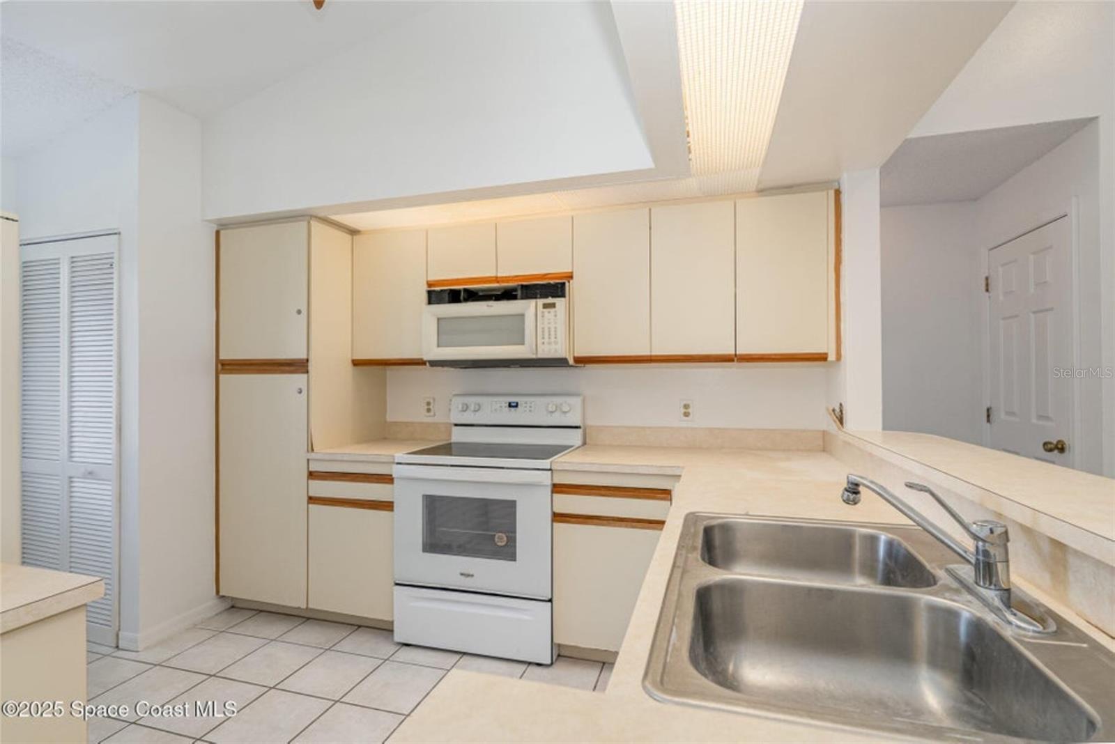 Image 4 of 19 For 1051 Country Club Drive 521