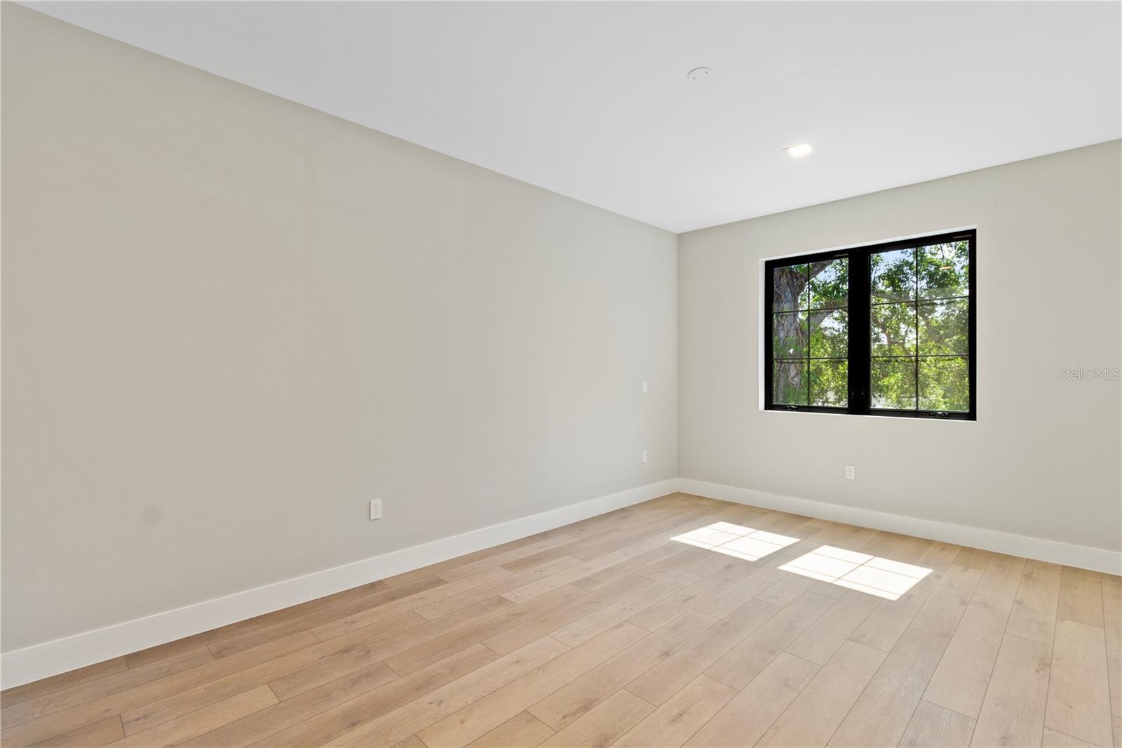 Image 16 of 33 For 1217 Cloverlawn Avenue