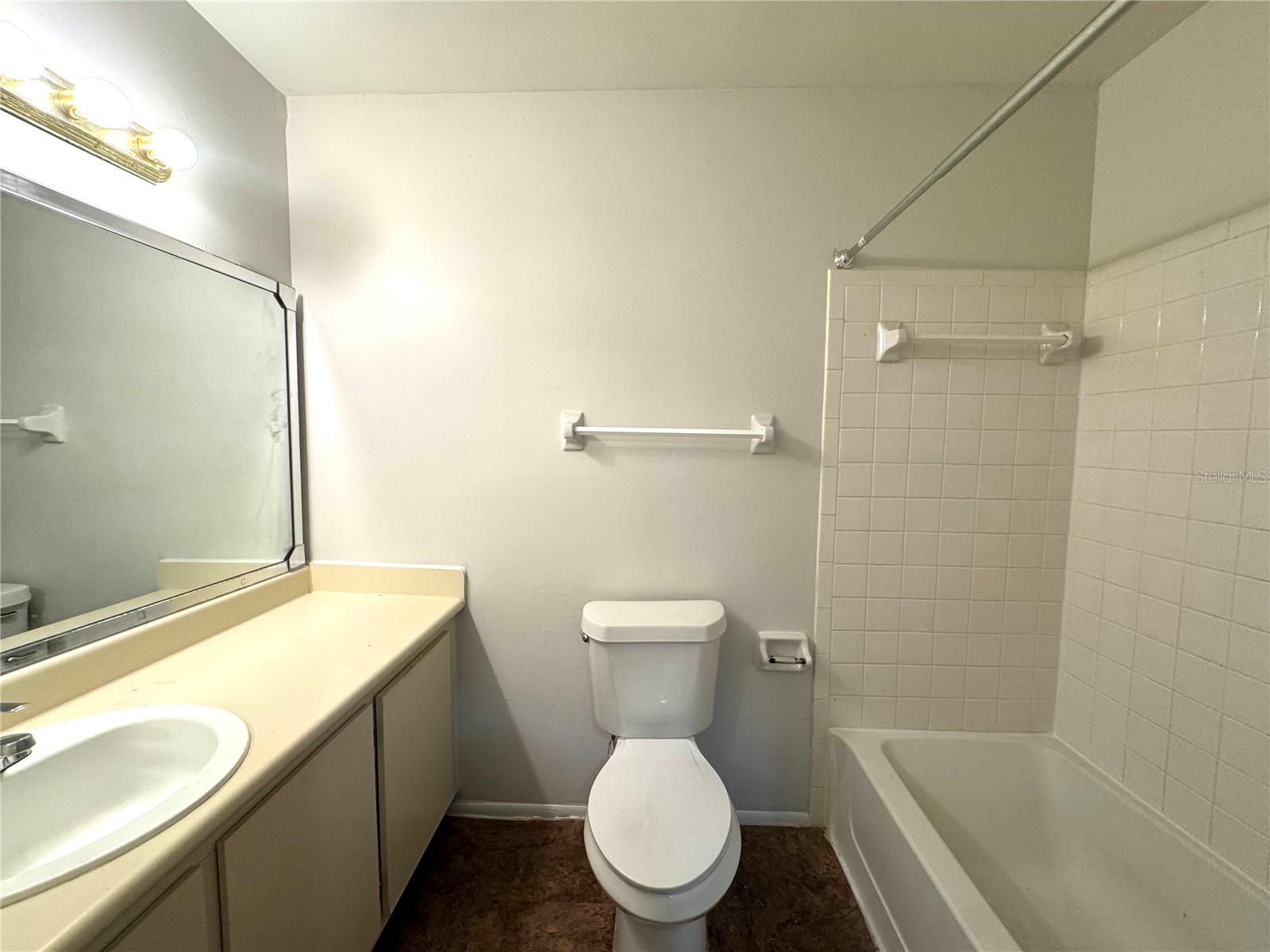 Image 14 of 18 For 652 Kenwick Circle 205