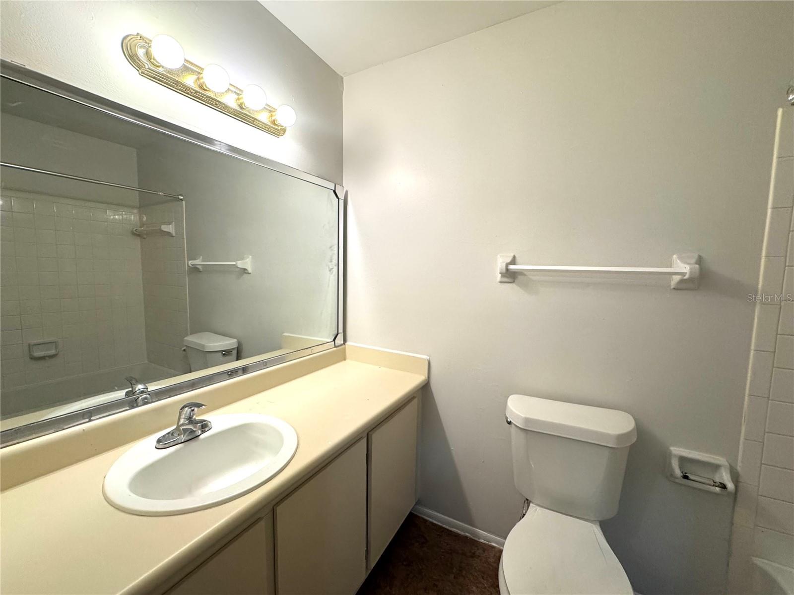 Image 15 of 18 For 652 Kenwick Circle 205