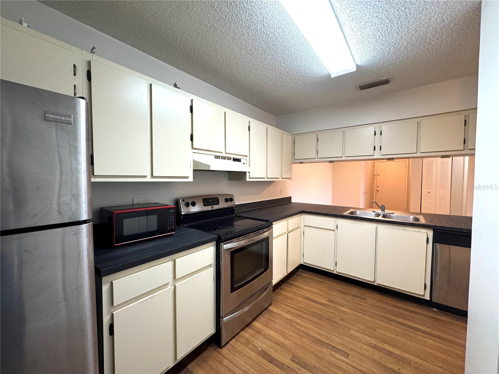 Image 7 of 18 For 652 Kenwick Circle 205