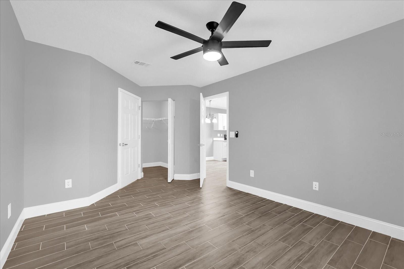 Image 19 of 31 For 2533 Grassy Point Drive 111