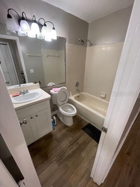 Image 5 of 13 For 2236 Stonington Avenue 2236