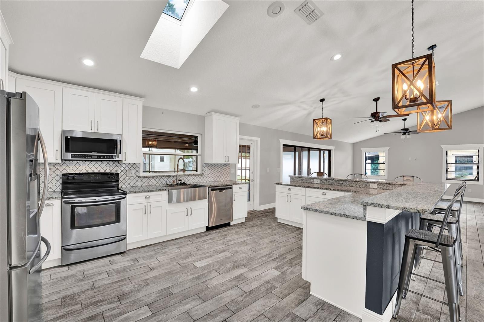Image 11 of 50 For 679 N Endeavour Dr