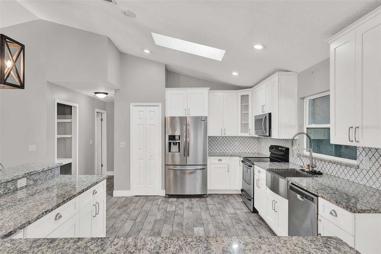 Image 16 of 50 For 679 N Endeavour Dr