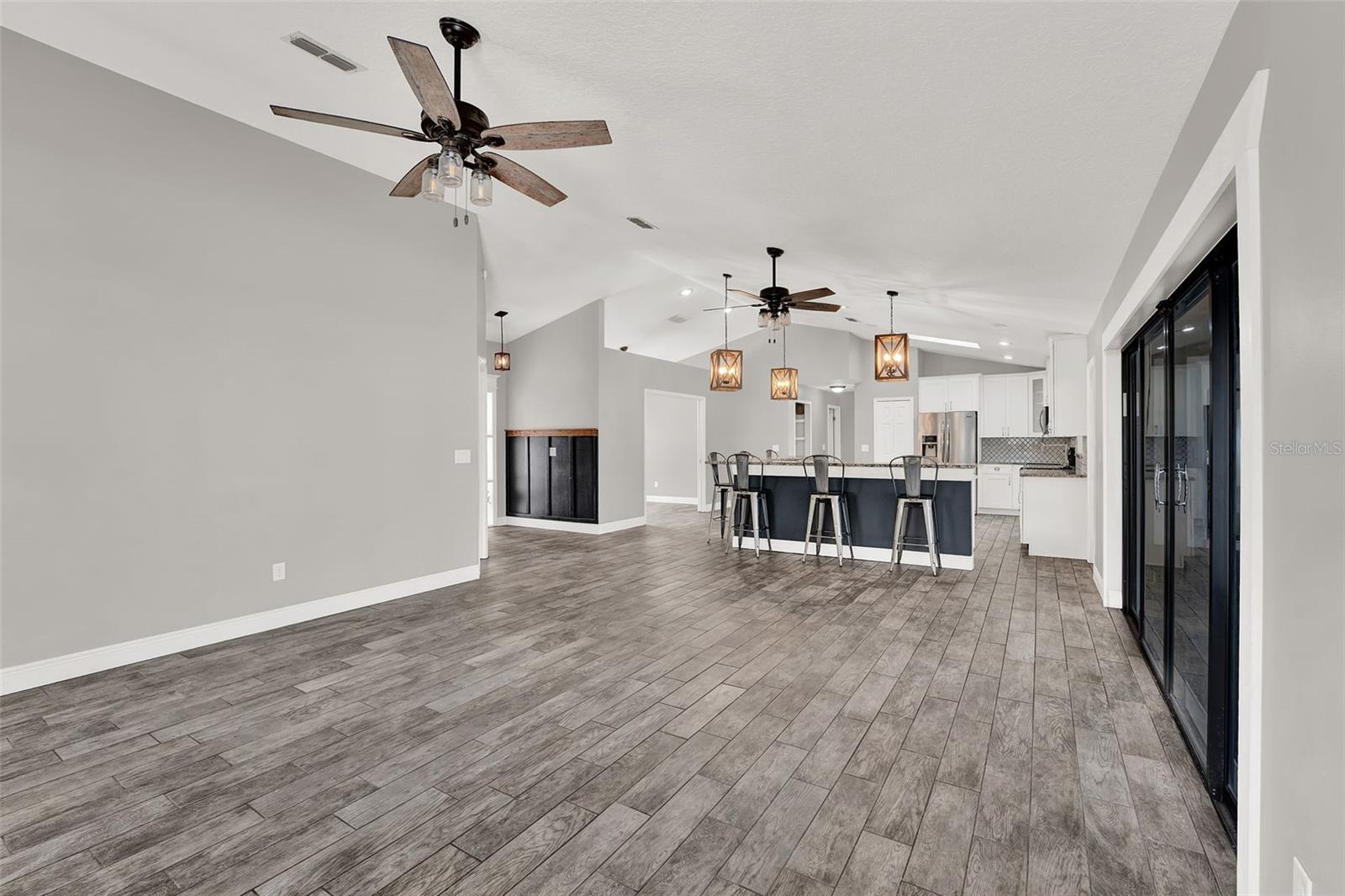 Image 7 of 50 For 679 N Endeavour Dr