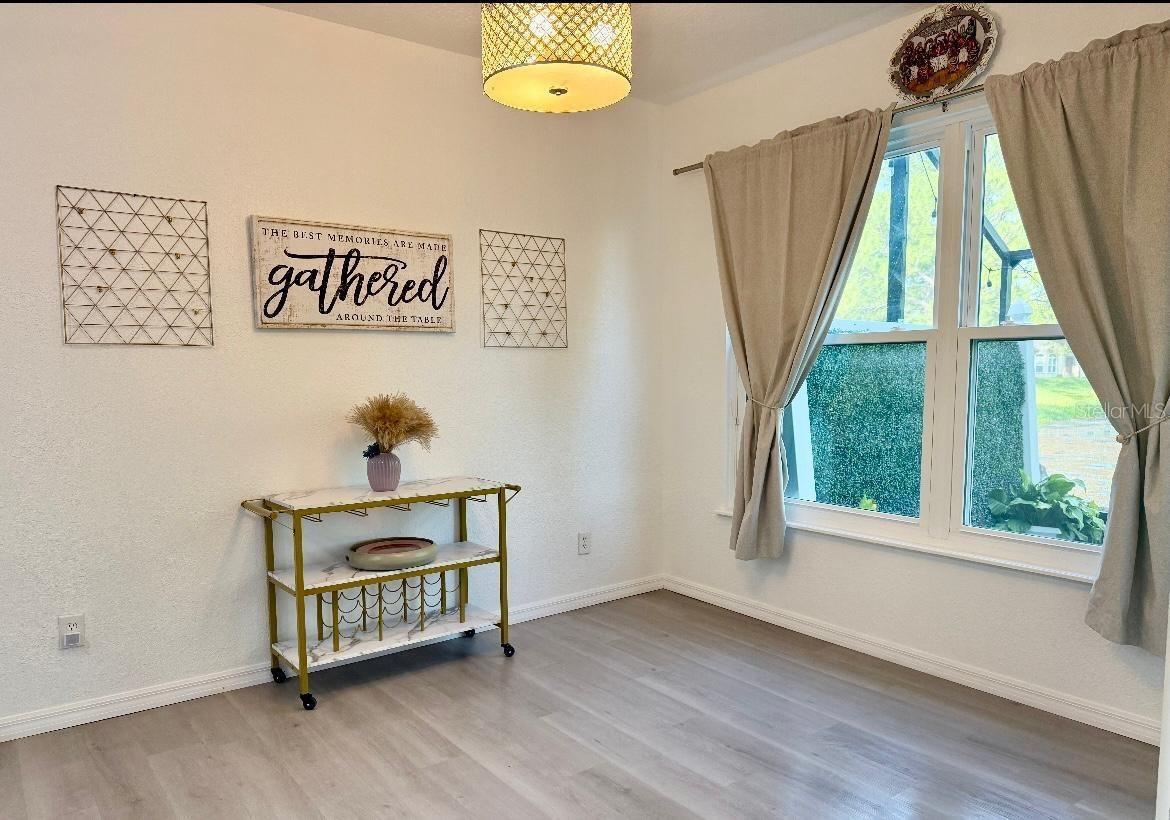 Listing photo id 9 for 932 Lake Sterling Court