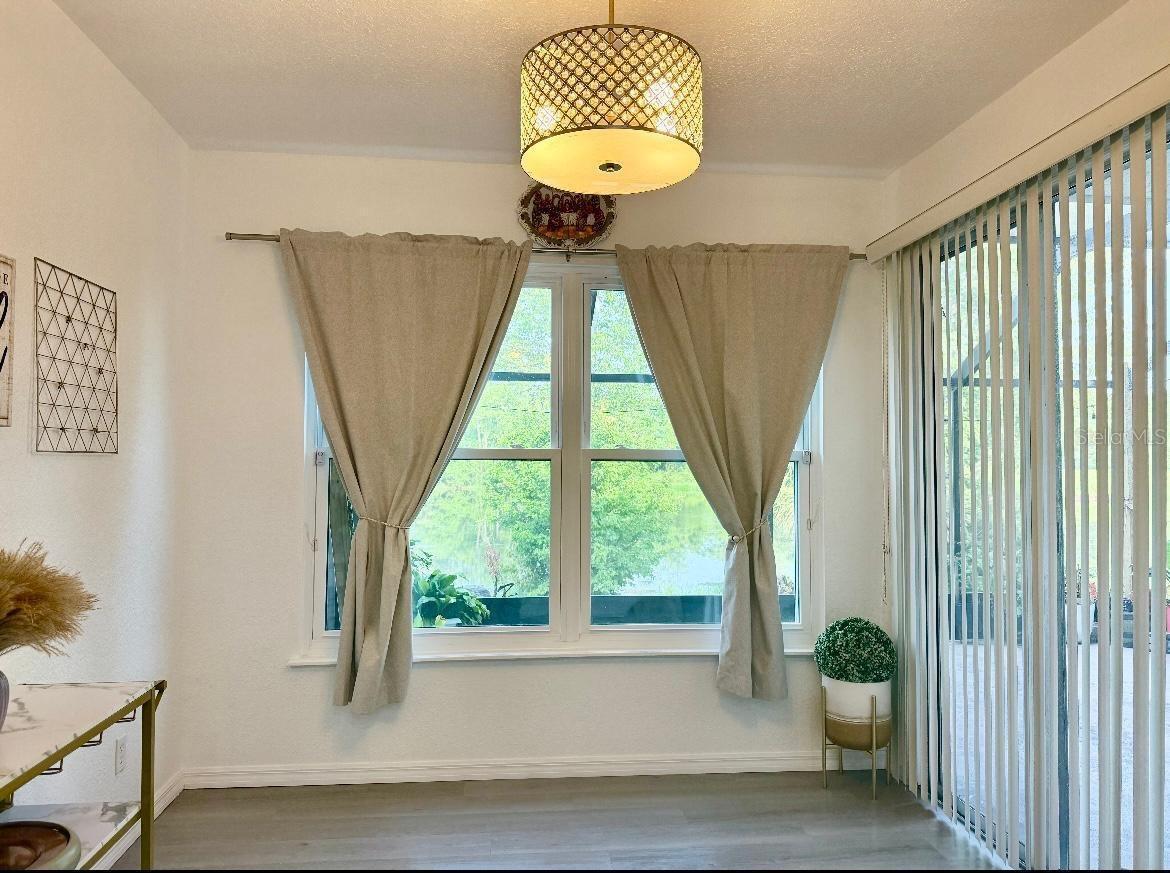 Listing photo id 10 for 932 Lake Sterling Court