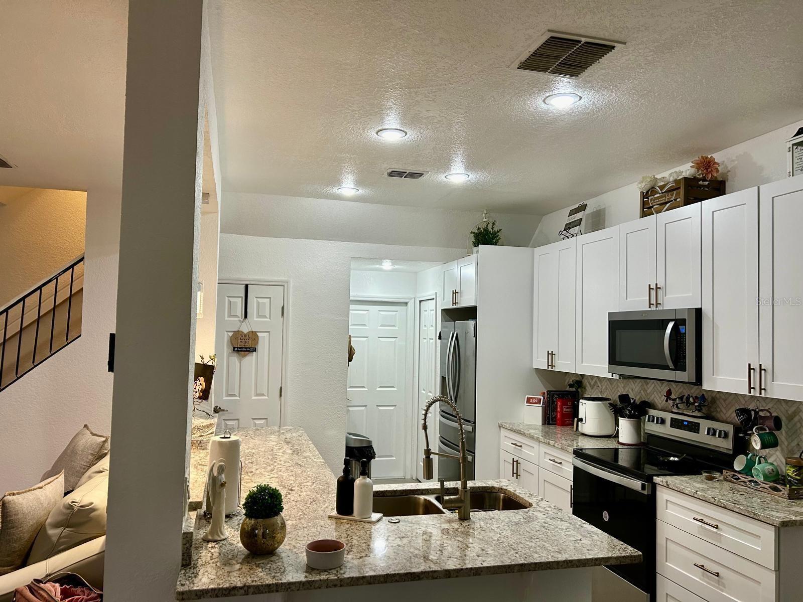 Listing photo id 12 for 932 Lake Sterling Court