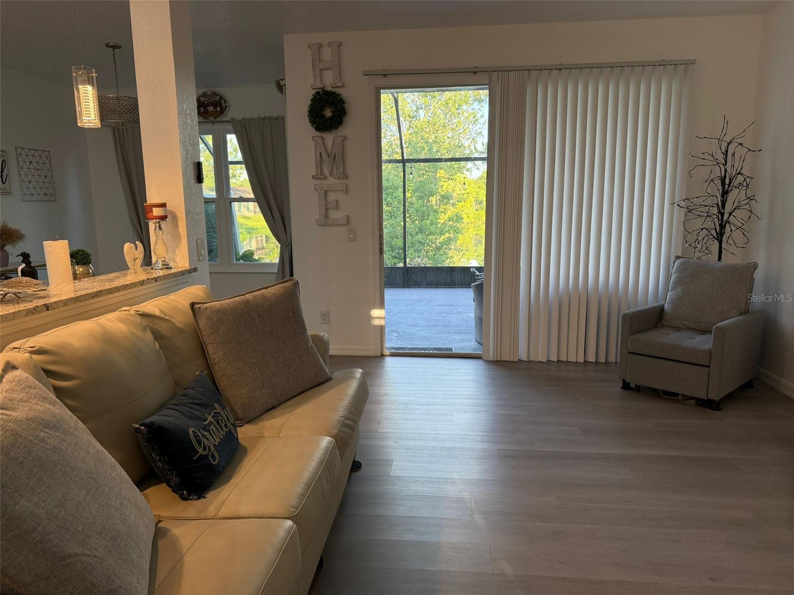 Listing photo id 3 for 932 Lake Sterling Court