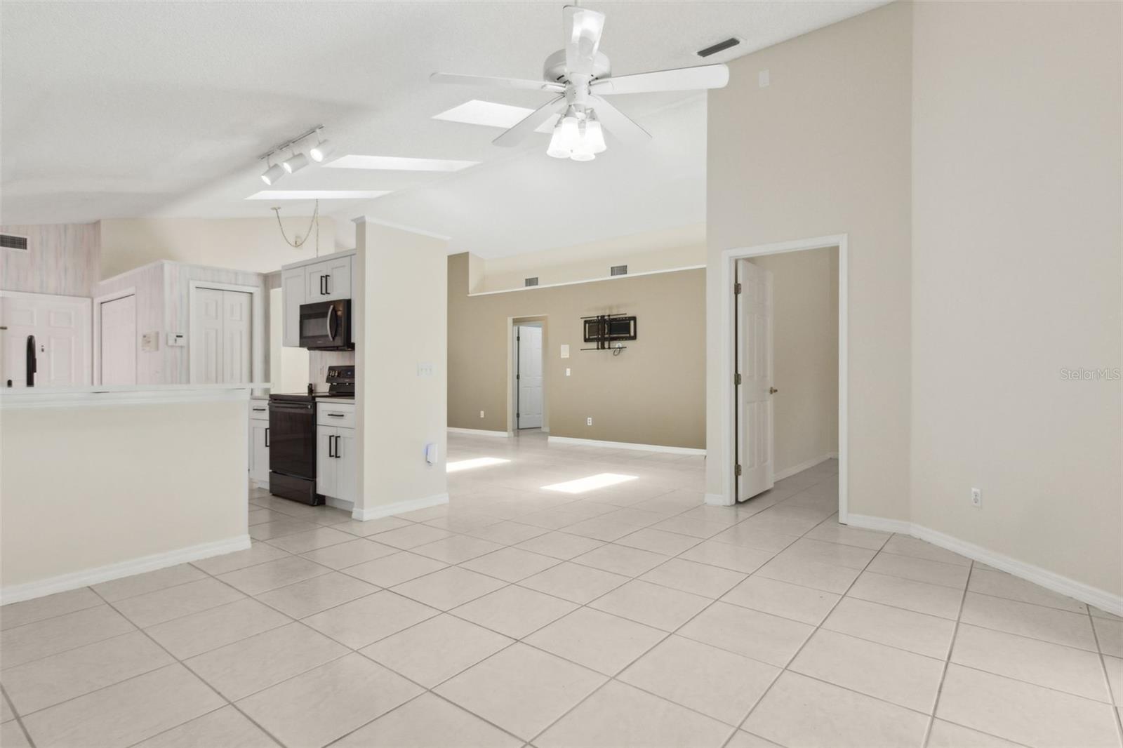 Image 18 of 52 For 2933 Birmingham Boulevard