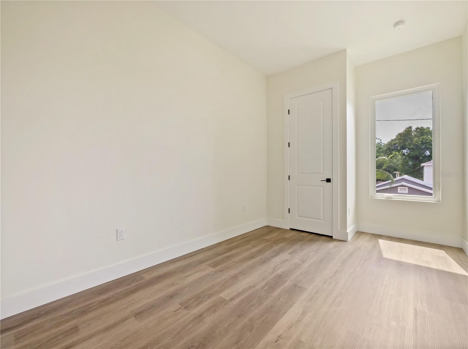 Image 47 of 62 For 823 La Salle Avenue