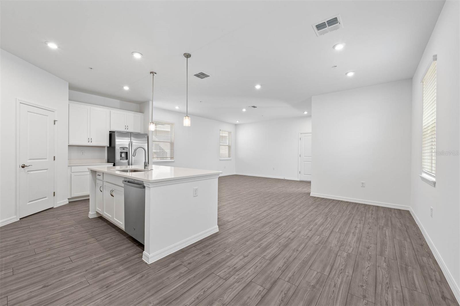 Listing photo id 13 for 558 Orient Avenue