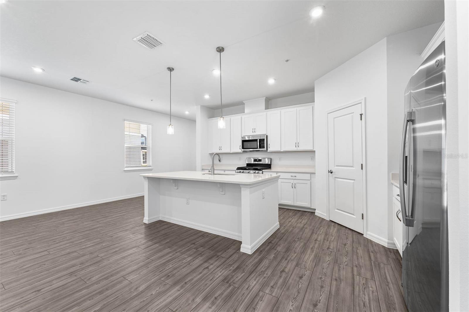 Listing photo id 16 for 558 Orient Avenue