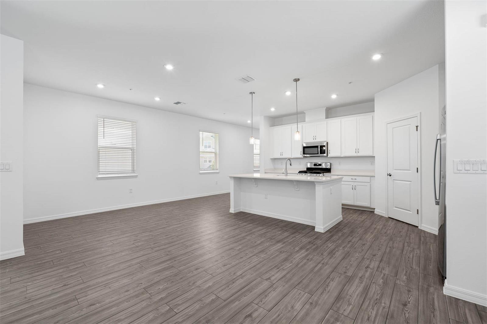 Listing photo id 17 for 558 Orient Avenue