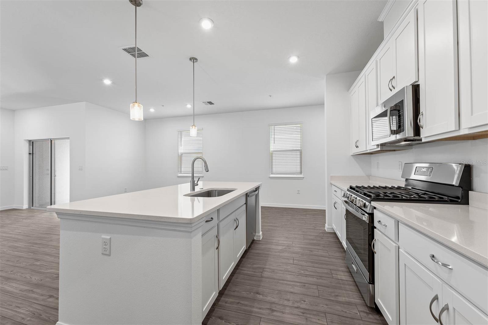 Listing photo id 18 for 558 Orient Avenue
