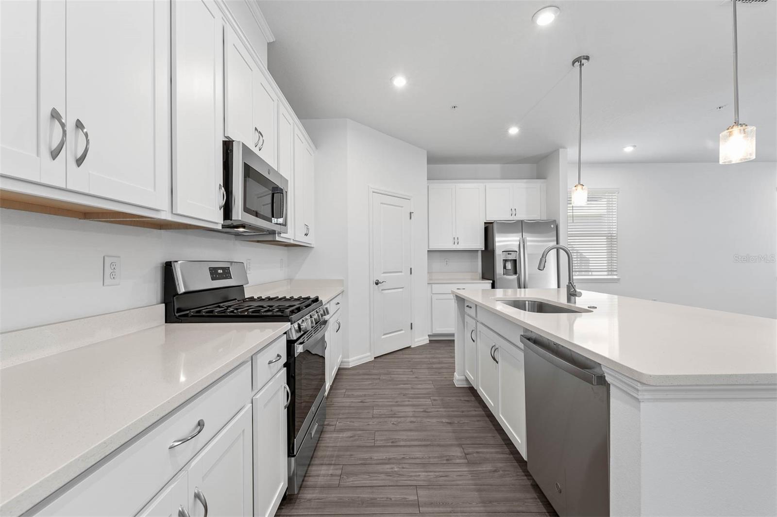 Listing photo id 19 for 558 Orient Avenue