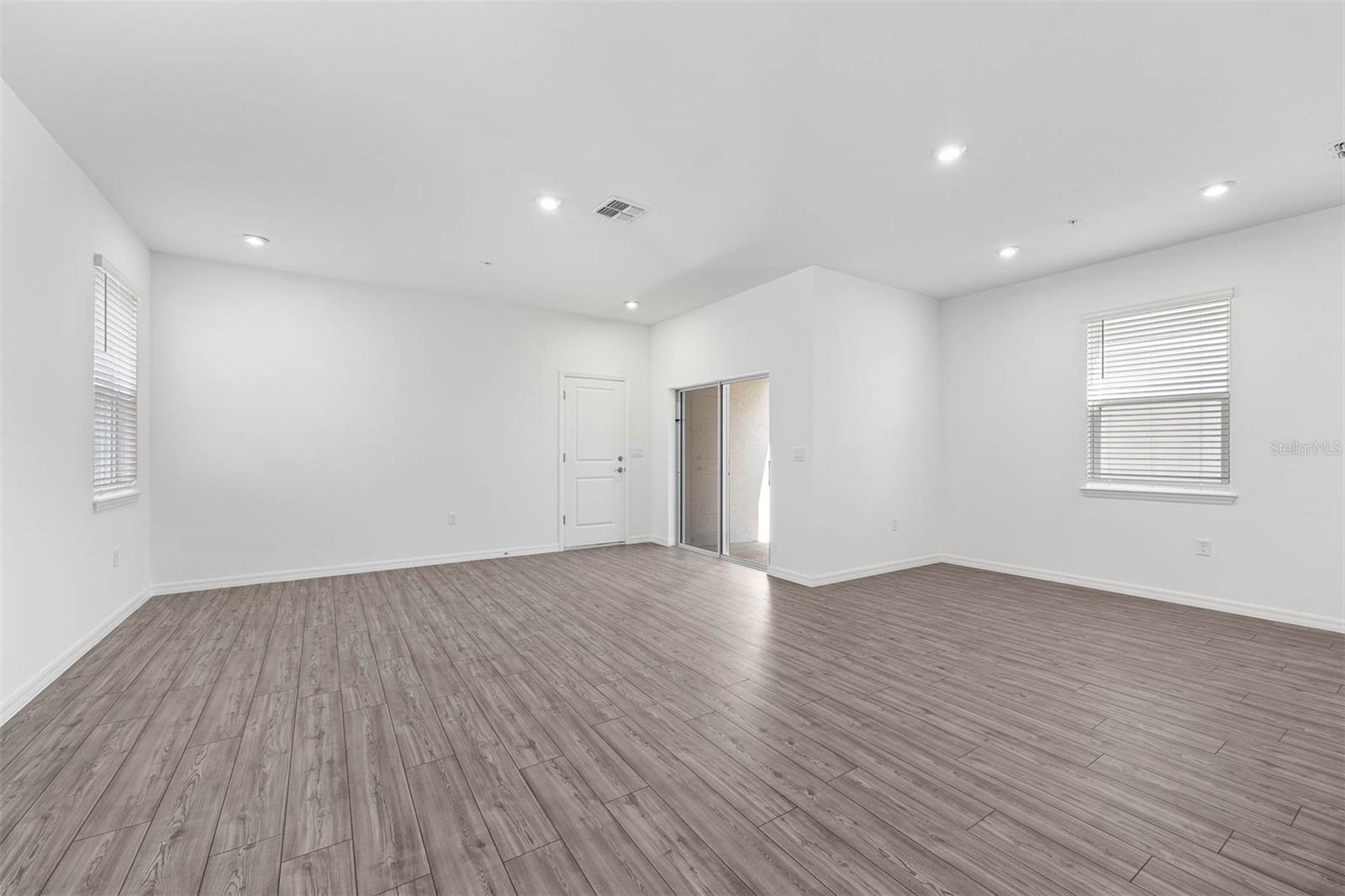 Listing photo id 21 for 558 Orient Avenue