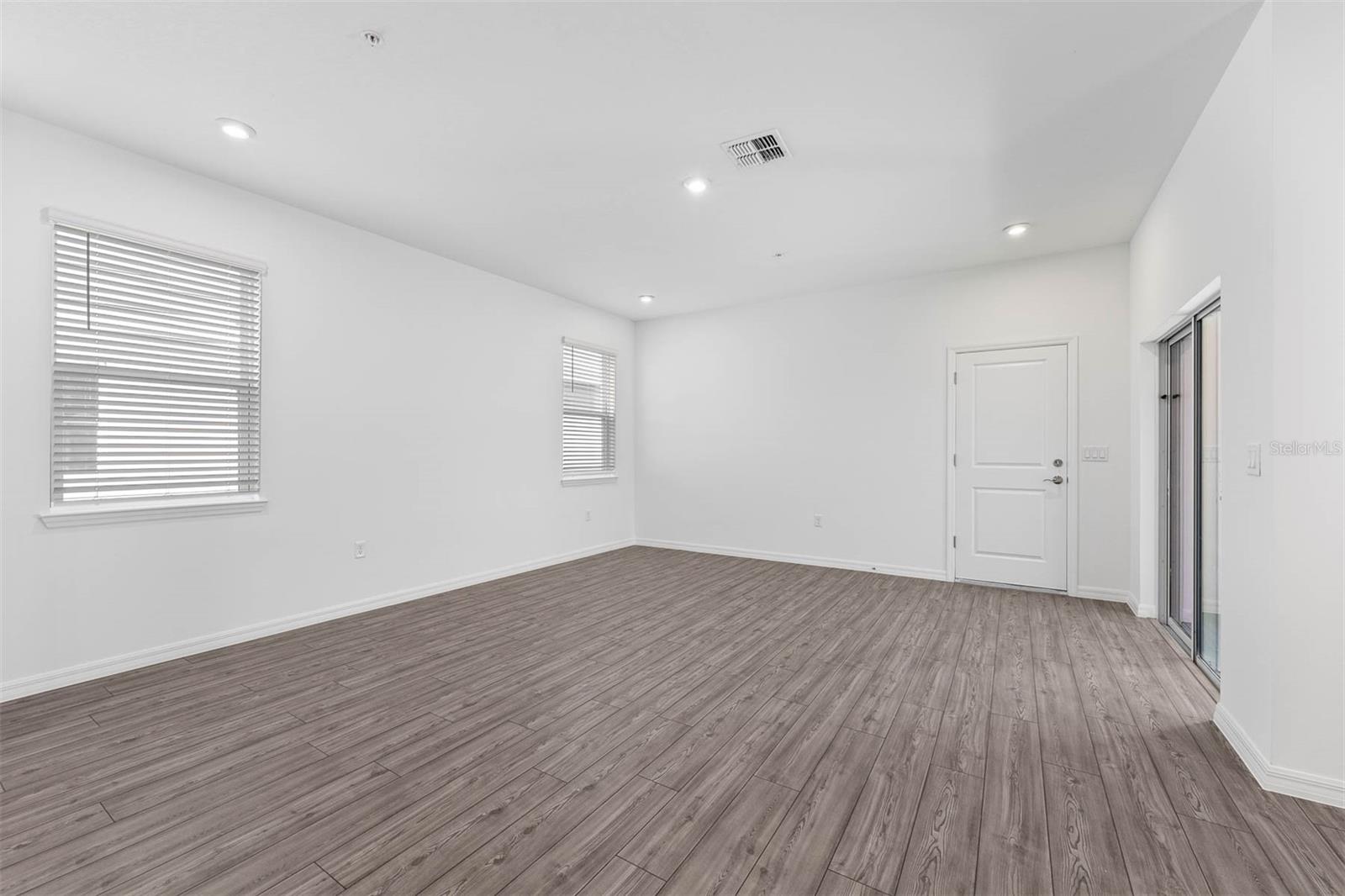 Listing photo id 22 for 558 Orient Avenue