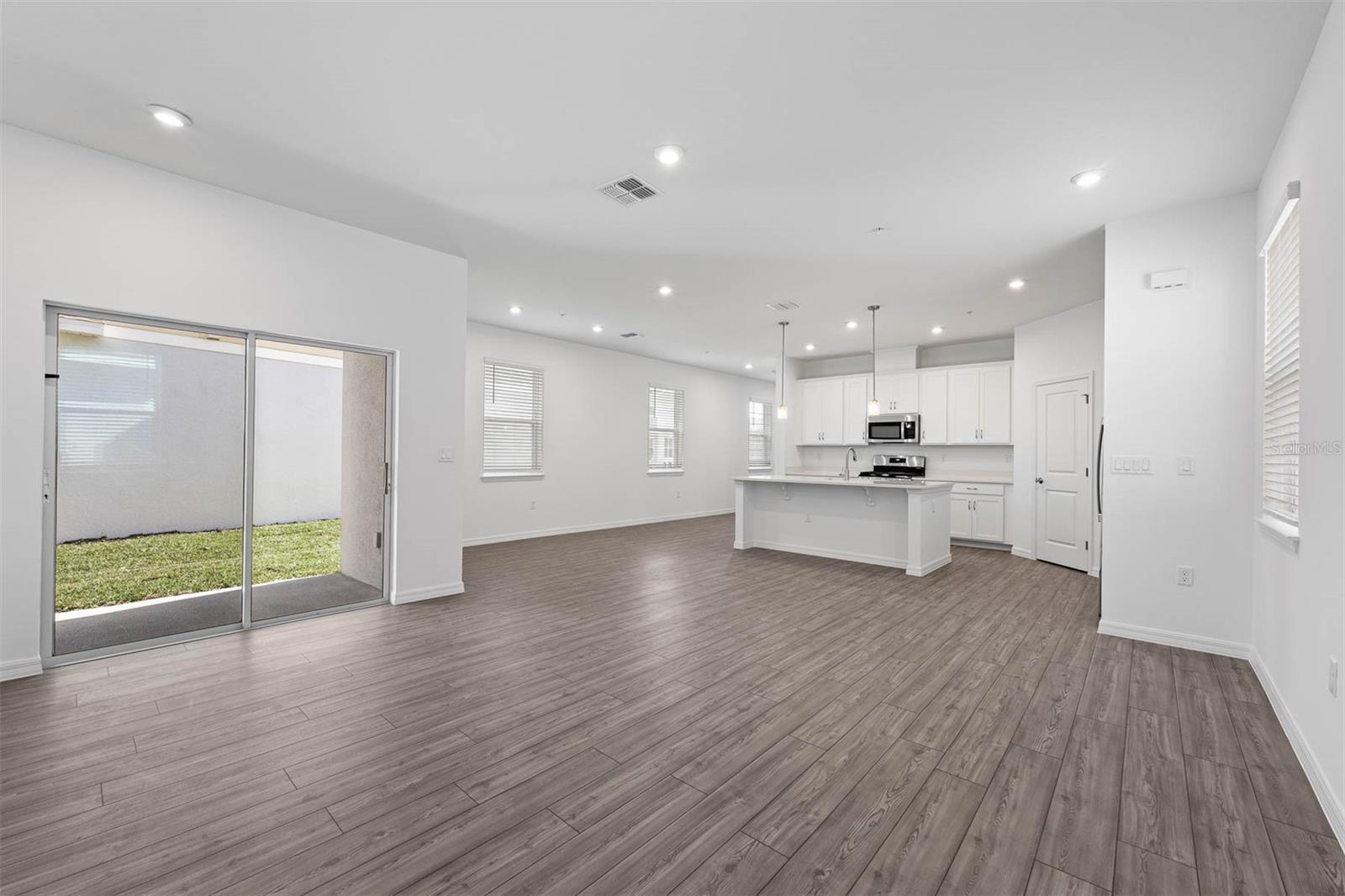 Listing photo id 23 for 558 Orient Avenue