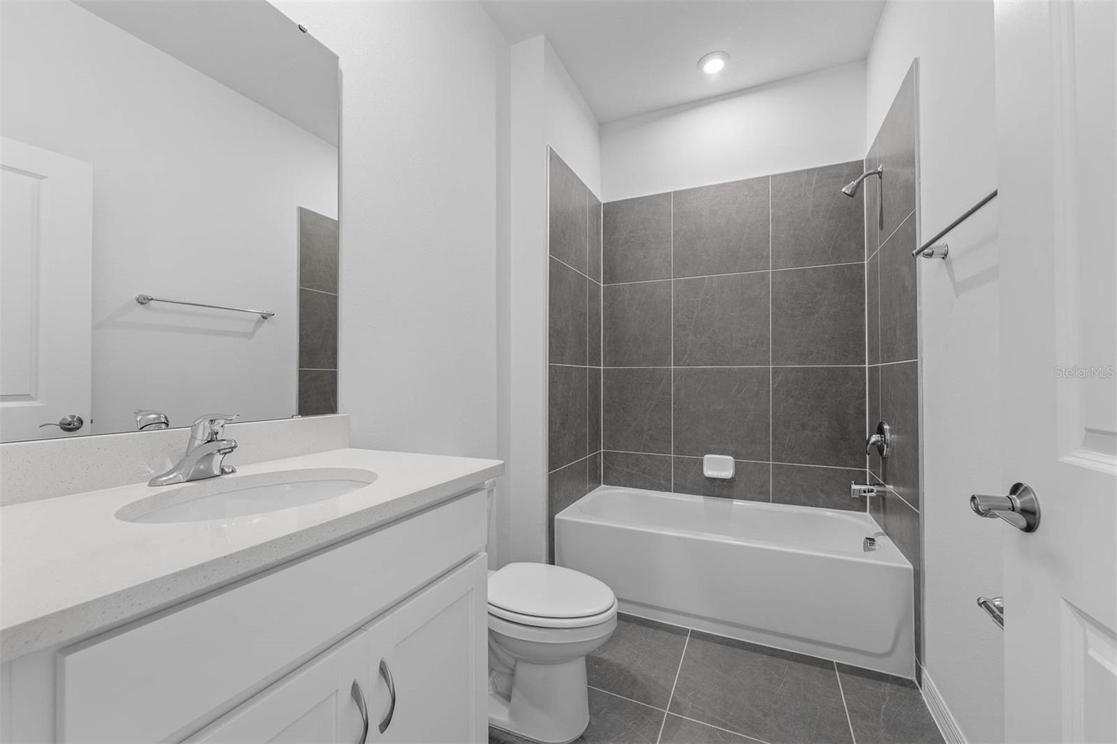 Listing photo id 25 for 558 Orient Avenue